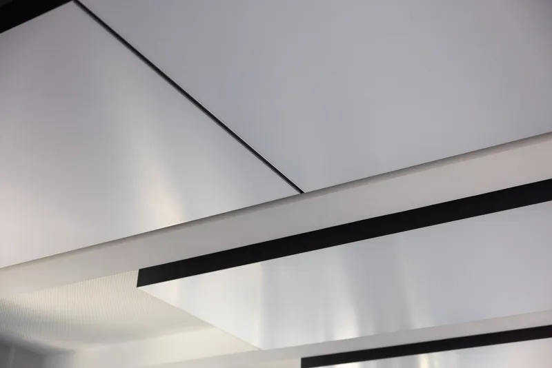 Nahaufnahme der leuchtenden Unterseiten zweier interpanel Klimapanels mit schwarzer Randeinfassung in der Kaisergalerie Hamburg.