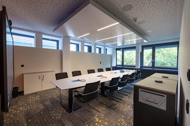 VR Bank Coburg: Projektaufnahme mit interpanel Deckensegeln