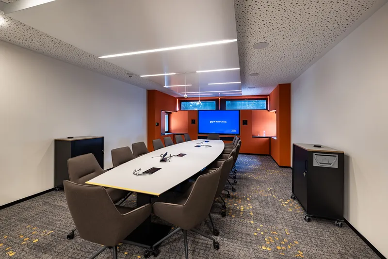 VR Bank Coburg: Projektaufnahme mit interpanel Deckensegeln