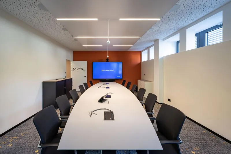 VR Bank Coburg: Projektaufnahme mit interpanel Deckensegeln