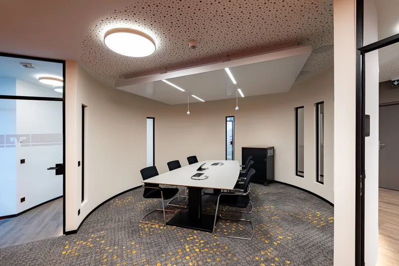 VR Bank Coburg: Projektaufnahme mit interpanel Deckensegeln