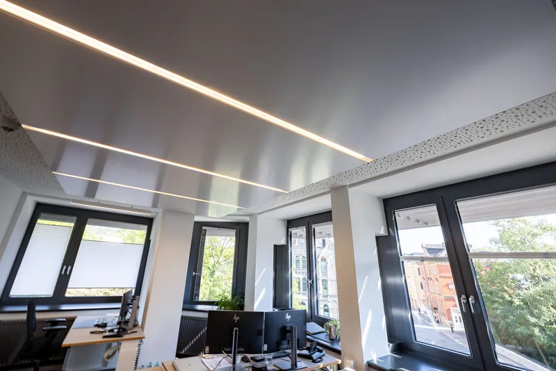 VR Bank Coburg: Projektaufnahme mit interpanel Deckensegeln
