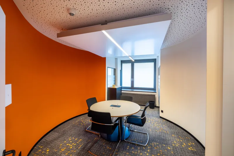VR Bank Coburg: Projektaufnahme mit interpanel Deckensegeln