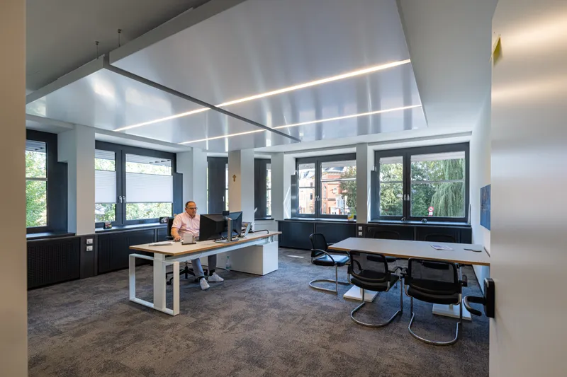 VR Bank Coburg: Projektaufnahme mit interpanel Deckensegeln
