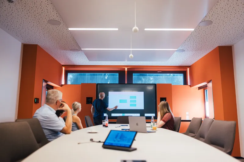 VR Bank Coburg: Projektaufnahme mit interpanel Deckensegeln