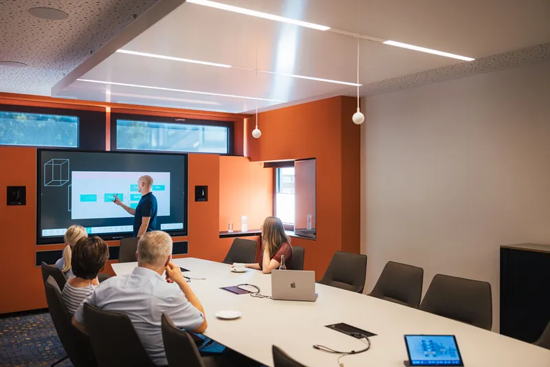 VR Bank Coburg: Projektaufnahme mit interpanel Deckensegeln