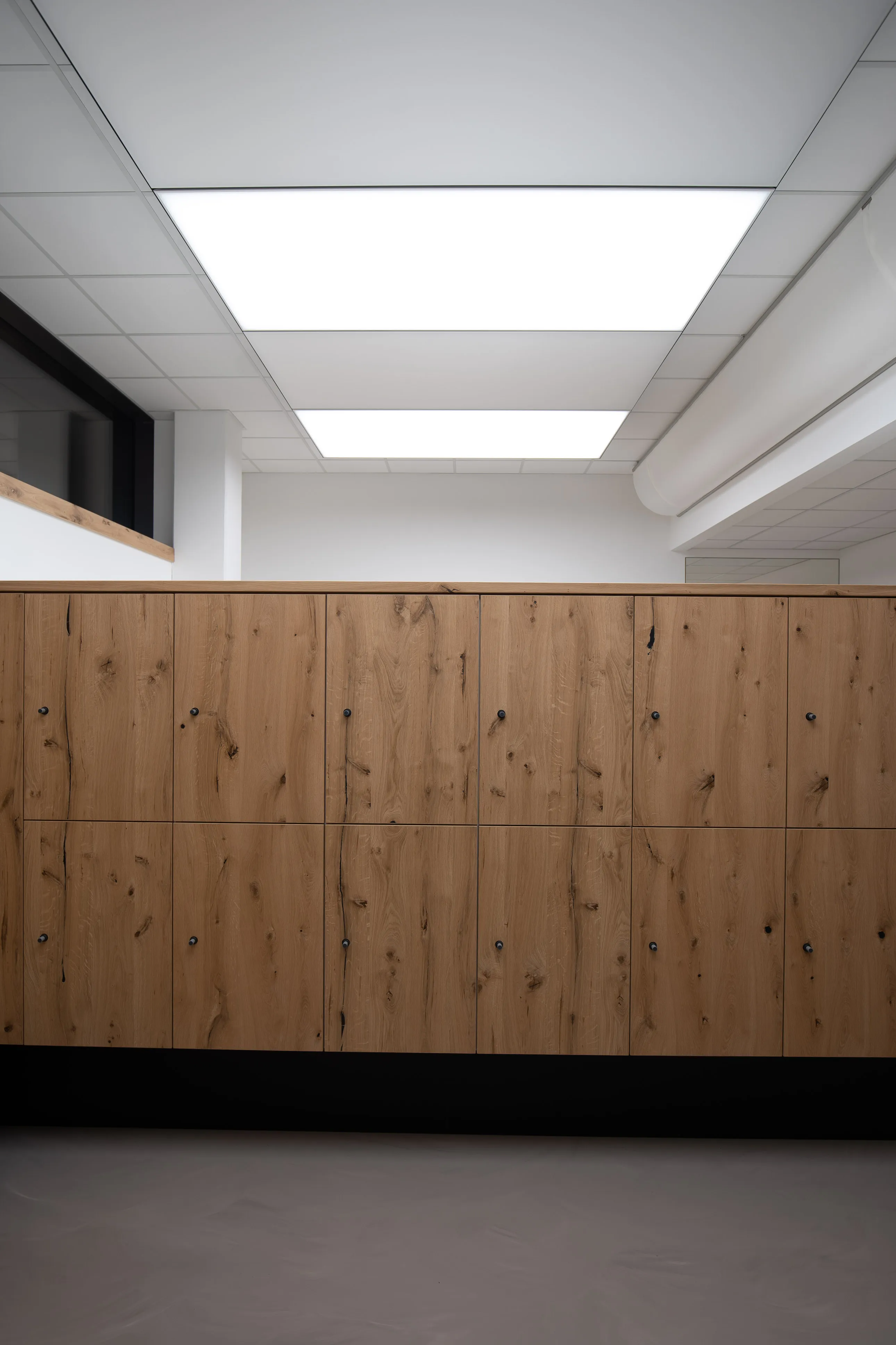 Flächenbündig eingebaute interpanel Deckensegel in einer Rasterdecke, Projekt Kirchberg Heilbronn