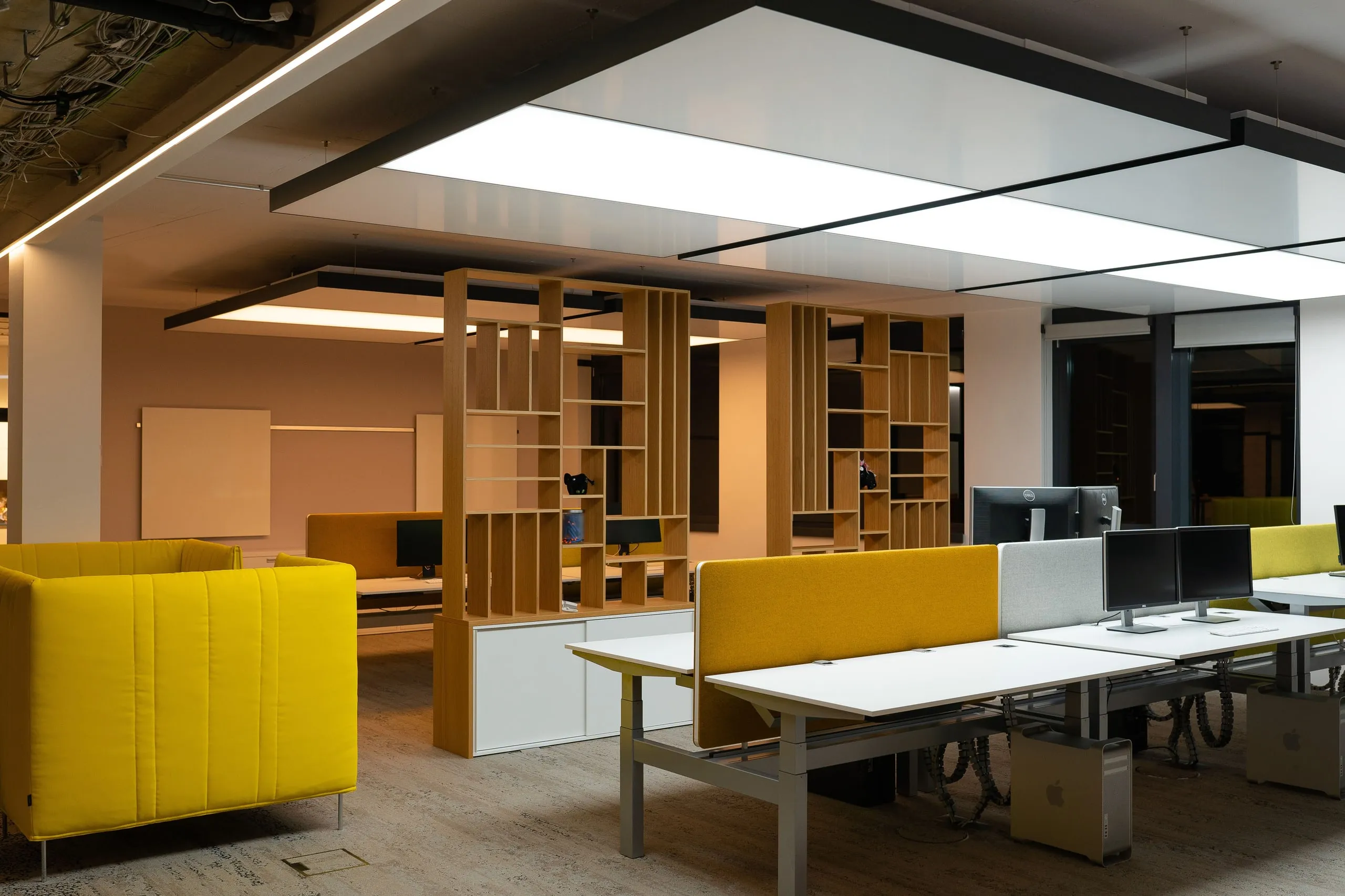 Büro im interpanel Referenzprojekt Blum: warmes Human-Centric-Light in der Lounge-Zone, neutrales Arbeitslicht über den Schreibtischen