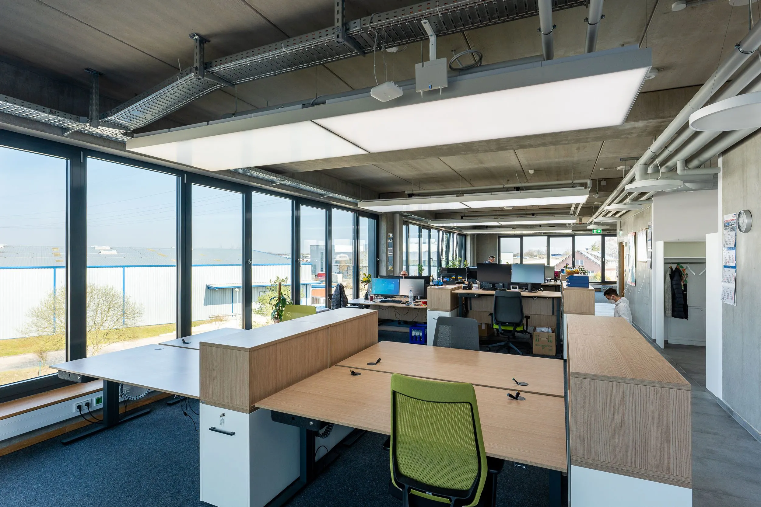 Büro mit Heiz- und Kühldecke, Licht und Akustik bei geöffneten Fenstern
