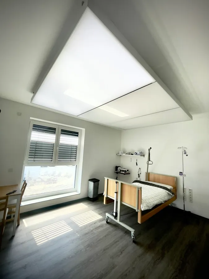 Raum einer medizinischen Einrichtung mit interpanel Deckensystem