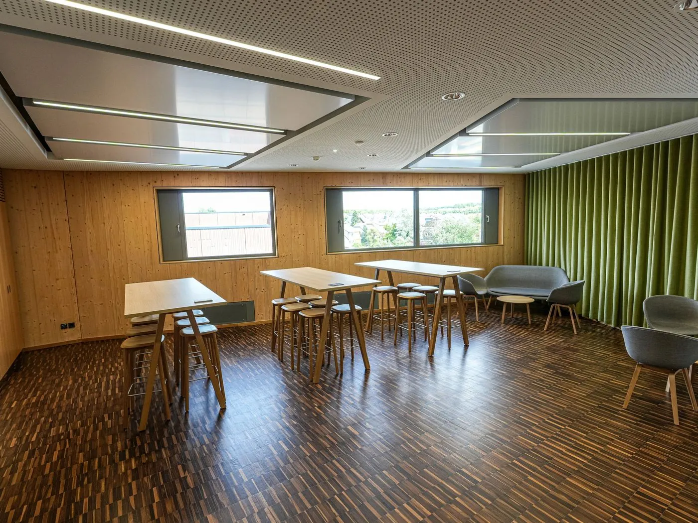 interpanel Deckensegel und Raumwirkung in Musikschule Mamer, Luxemburg