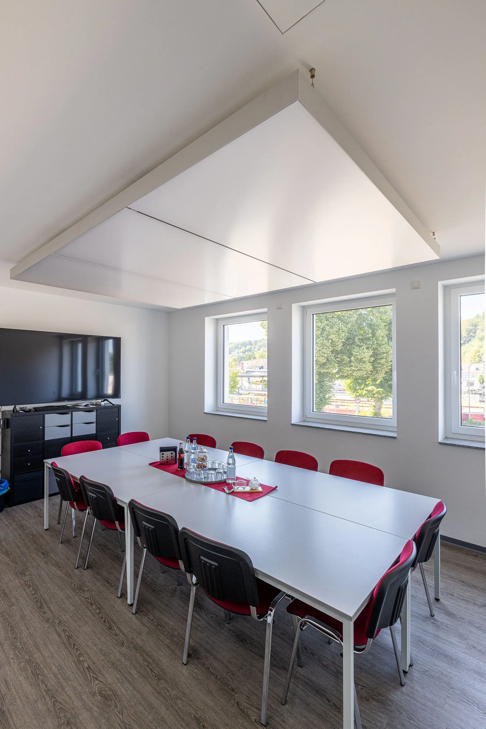 Besprechungsraum mit Klimapanels und Klimaleuchte bei natürlicher Fensterlüftung