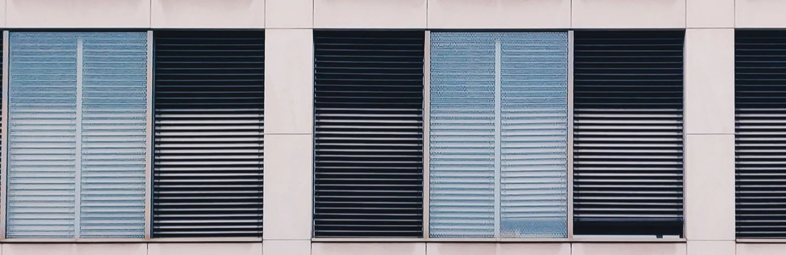 Bürofassade mit außenliegenden Raffstoren als Sonnenschutz