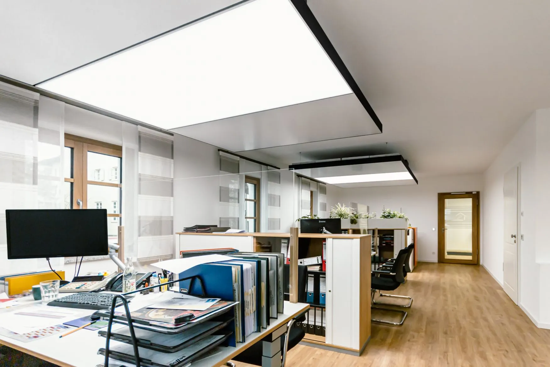 Büro mit nachgerüsteten Klimaleuchten an der Decke