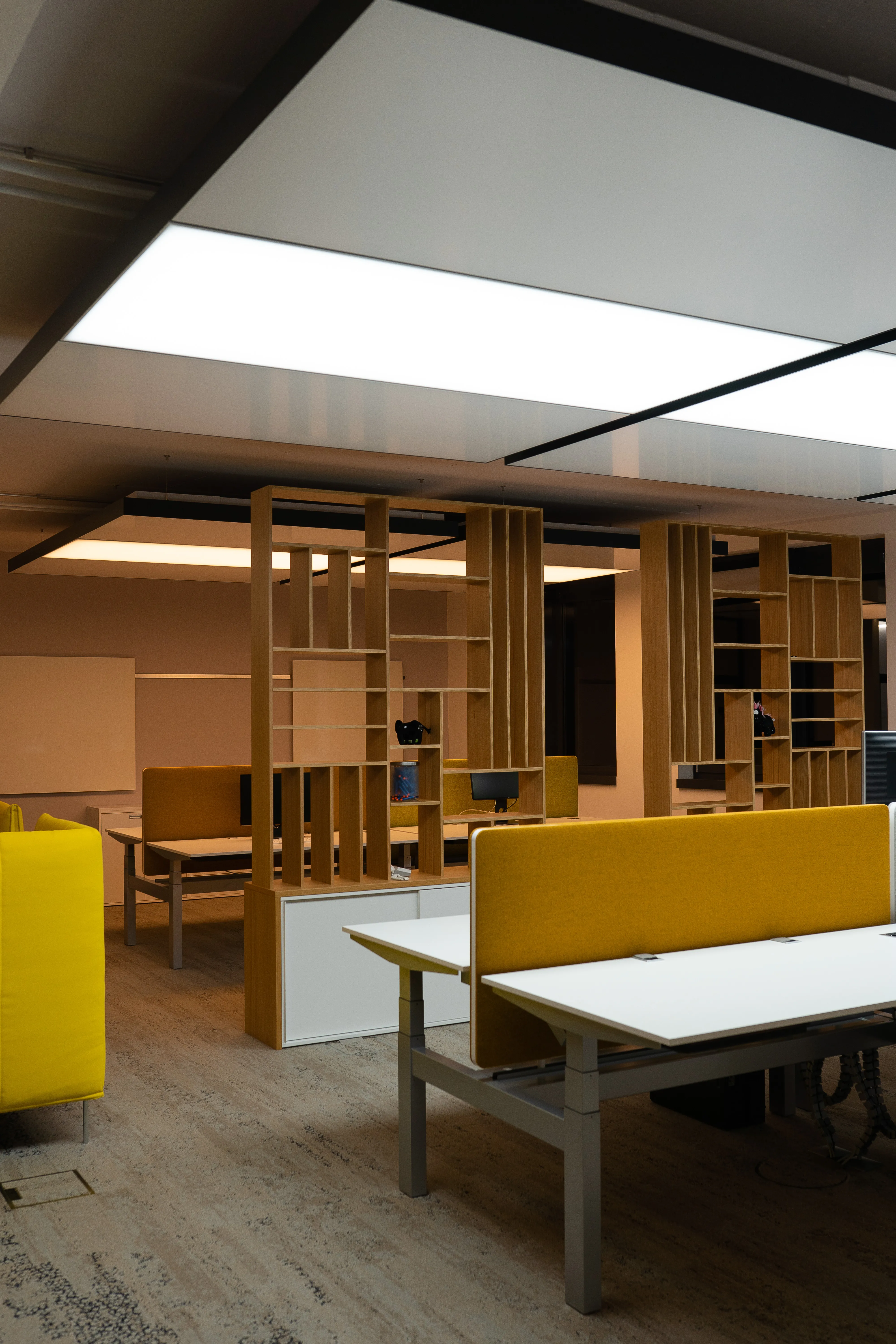 Büro mit leuchtenden interpanel Klimaleuchten und gelben akustischen Trennelementen