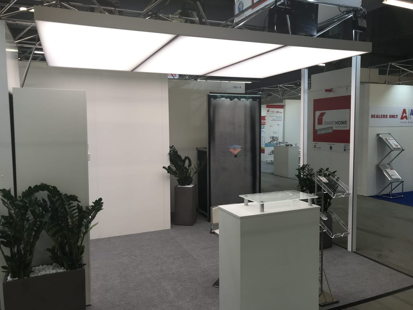 interpanel auf der ISH 2019 mit 3 akustisch wirksamen HCL-LED Leuchten