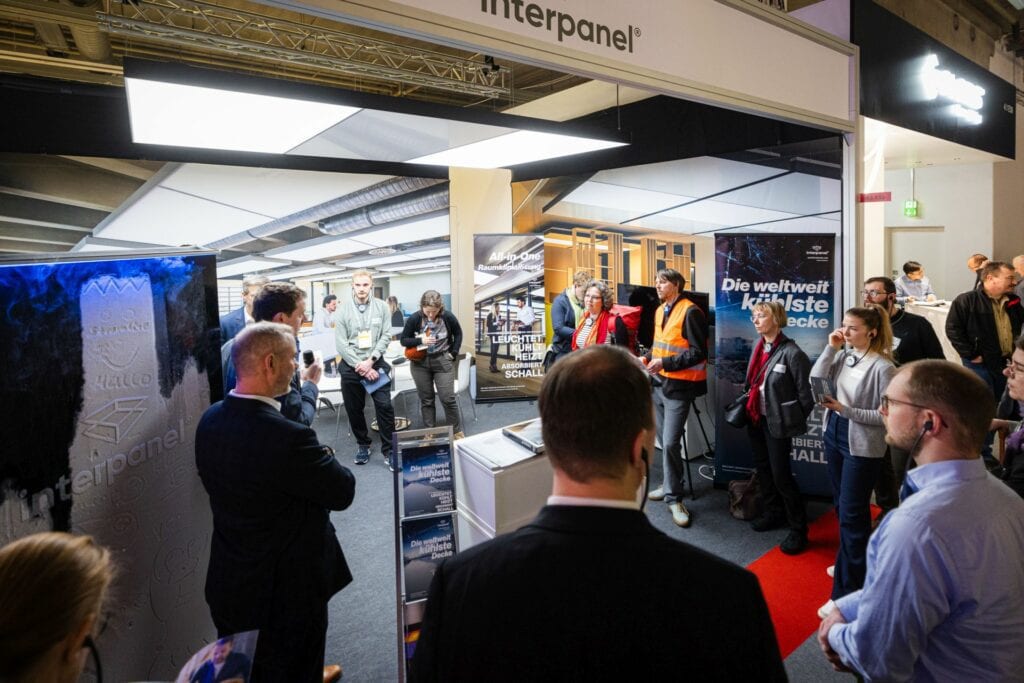 Besucher am Messestand